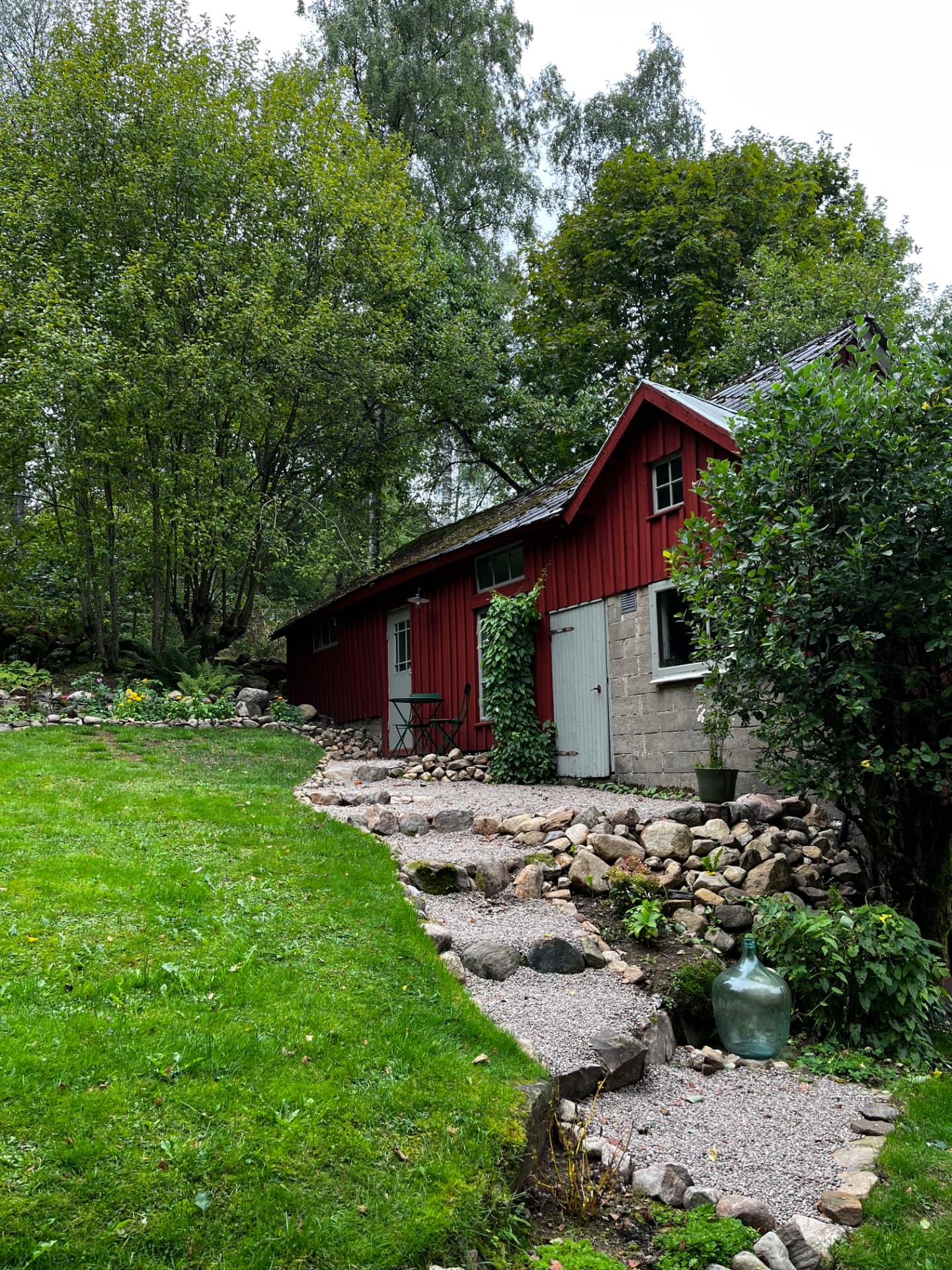 Ladan och stenstigen genom trädgården
